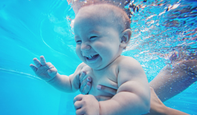 Estimula su desarrollo con ejercicios acuáticos