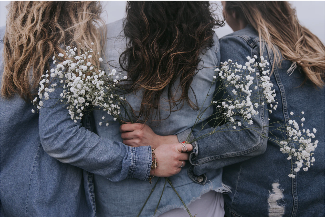 ¿Por qué es importante tener una "tribu de mujeres" alrededor cuando eres mamá?