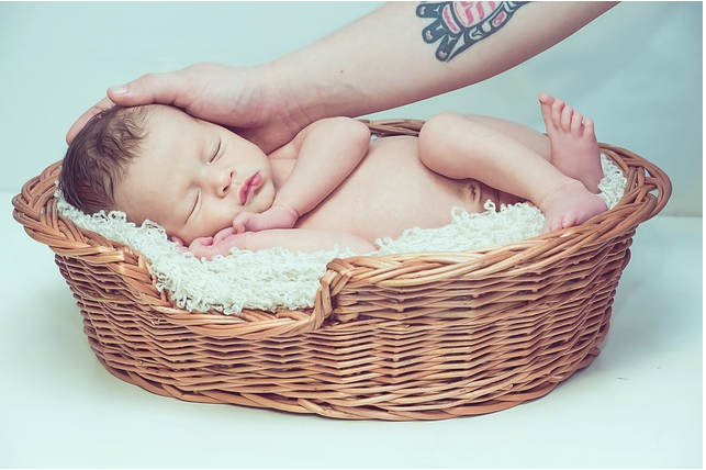 ¿Qué necesito comprarle a mi bebé recién nacido?